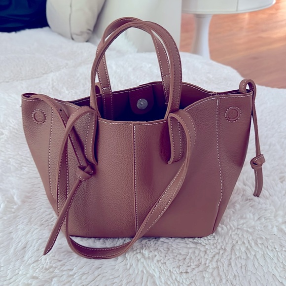 Adolrable camel color leather tote with hand & shoulder strap. Magnetic closure - Picture 4 of 5